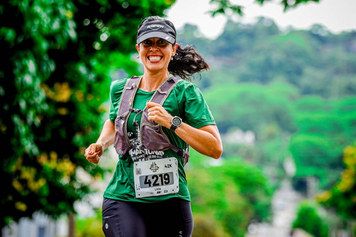 Lívia correndo em ambiente natural